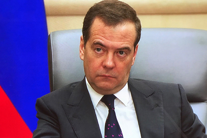 Медведев пришел на работу в галстуке с розовыми лебедями