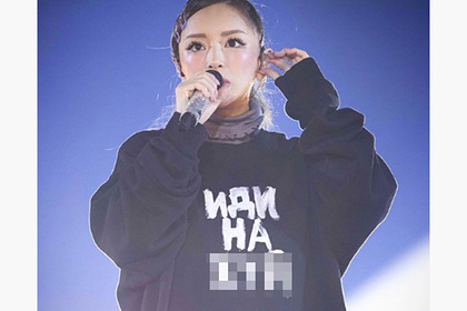 Популярная японская певица вышла на сцену в кофте с русским матом