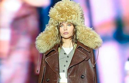 Российская модель вышла на подиум в Милане в шапке-ушанке