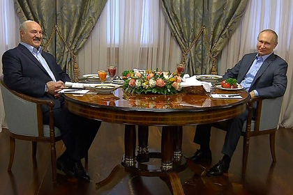 Лукашенко заметил Путина без галстука и снял свой
