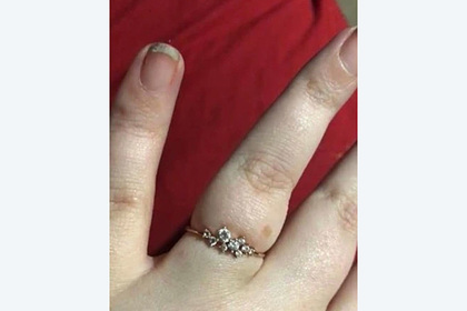 Невеста показала кольцо и была обругана за грязные ногти