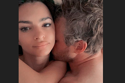 Эмили Ратаковски опубликовала интимное фото с мужем