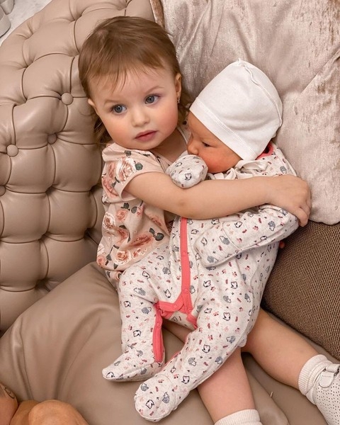 Фото дня: старшая дочь Анастасии Костенко нежно обняла новорожденную сестренку  