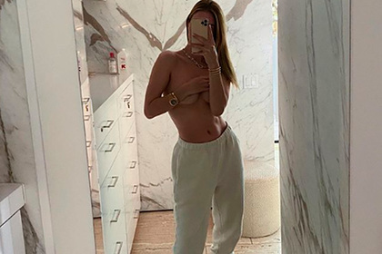 Модель Victoria’s Secret поделилась фотографией топлес во время карантина