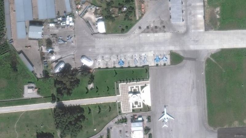 Несмотря на возведенные укрытия, самолеты ВКС в Хмеймим стоят под открытым небом