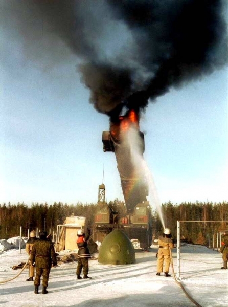 В Сети обсуждают фото горящего ракетного комплекса «Тополь»