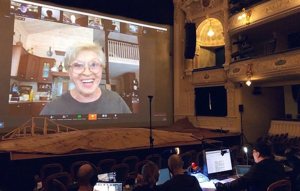 85-летняя Алиса Фрейндлих освоила видеосвязь на самоизоляции