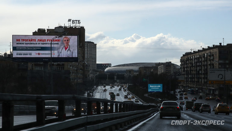 Коты, брошенные паровоз и танк: кто во время карантина остался жить на стадионах Москвы