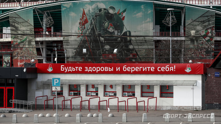 Коты, брошенные паровоз и танк: кто во время карантина остался жить на стадионах Москвы