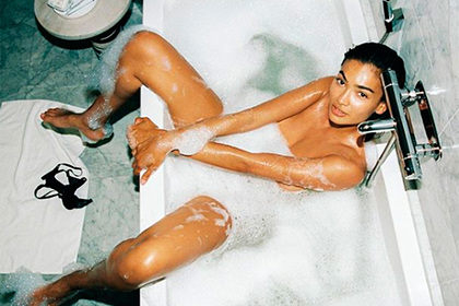 Модель Victoria’s Secret «спряталась» от коронавируса обнаженной в ванной