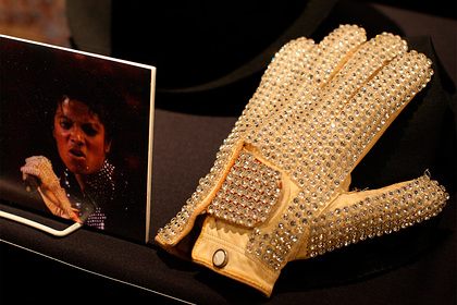 Перчатку Майкла Джексона продали за восемь миллионов рублей