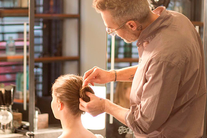 Стилист Меган Маркл показал способ подстричься дома и не испортить внешность