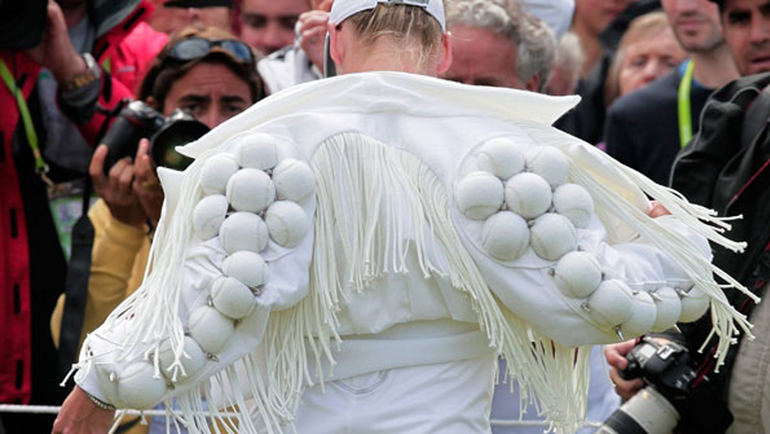 Теннисная Леди Гага. Она играет в кружевах и гольфах с тесемками