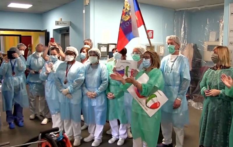 Трогательные кадры: Итальянские врачи встречают русских аплодисментами и гимном РФ