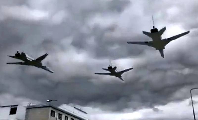 Пролет трех Ту-22М3 на сверхмалой высоте сняли на видео