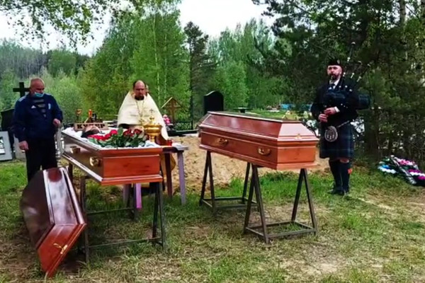 Солиста группы Bad Balance и его мать похоронили в Санкт-Петербурге 