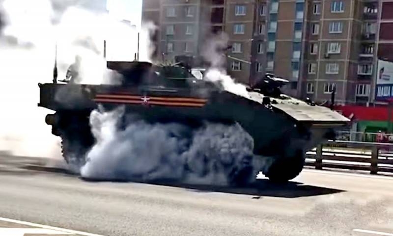 Дымящий «Бумеранг» в Москве удивил россиян
