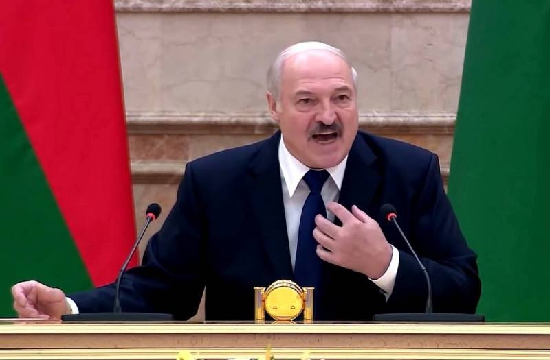 Лукашенко пожалел, что Беларусь не может угрожать России ядерной боеголовкой