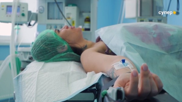 Айза Анохина на операционном столе — фото