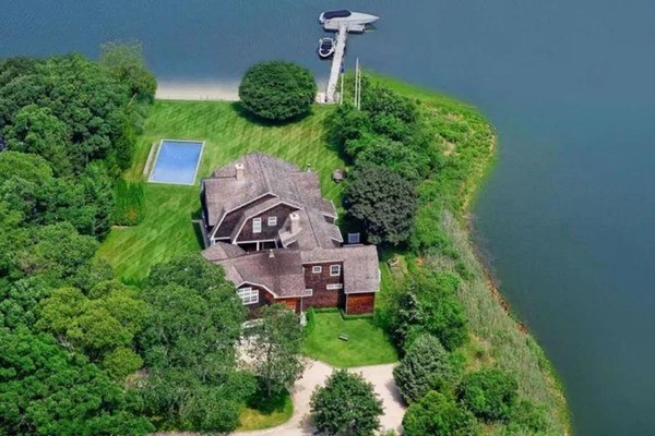 Рианна арендовала дом за 415 тысяч долларов в месяц — фото