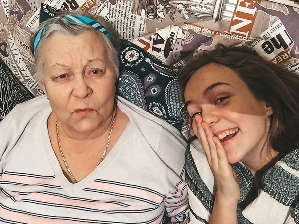 YouTube-блогер Маша Маева похоронила мать и бабушку