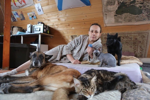 Отказ от шоу-бизнеса, загородный дом и 14 собак – как сейчас живет Юлия Чичерина