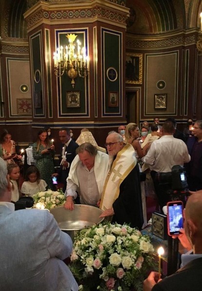 Жерар Депардье покрестился в русском соборе в Париже 