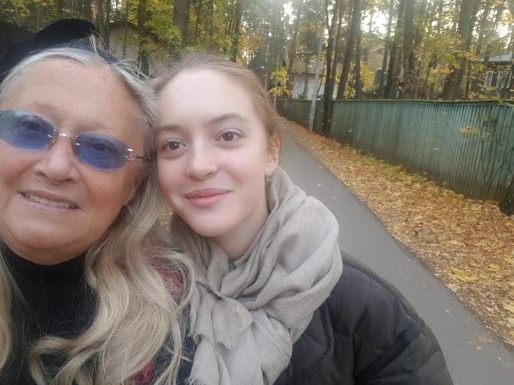 Татьяна Михалкова показала подросшую внучку и дачные красоты