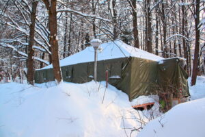 Новый год в армейской палатке: нестандартный подход к решению праздничной проблемы