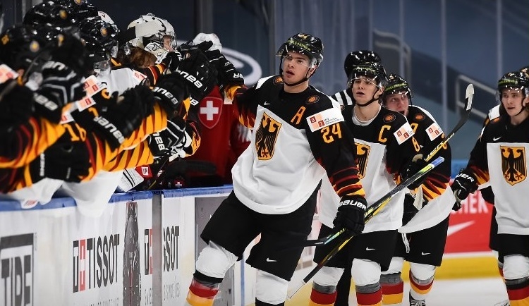 Германия сотворила подвиг и переписала историю своего хоккея. После унизительных 2:16 от Канады — первый выход в плей-офф!
