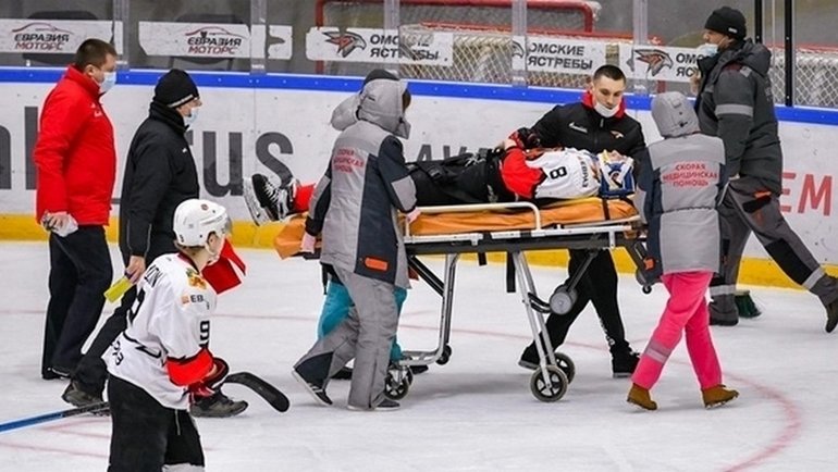 Жуткая драка в хоккее. Игрок потерял сознание после удара головой об лед