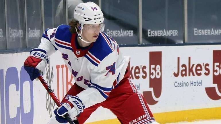 Российский нападающий набрал первое очко в НХЛ. Его наконец-то подняли из четвертого звена, и он заиграл