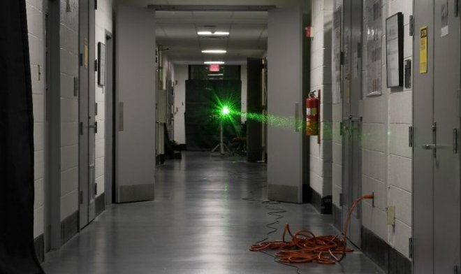 Физики установили мировой рекорд, выстрелив лазером вдоль университетского коридора 