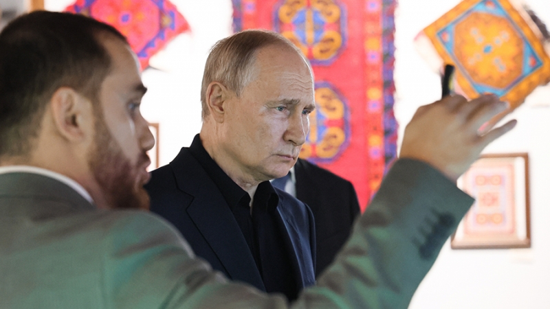 Путин призвал запустить электронные визы для иностранцев как можно скорее
