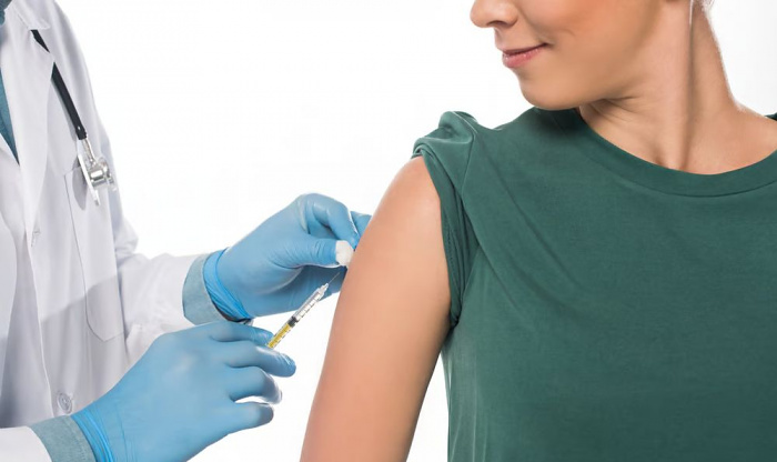 Вакцину можно сделать до 4 раз эффективнее, если ставить уколы в разные руки