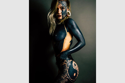 Девушка потратила больше миллиона рублей на покрывающую все тело татуировку