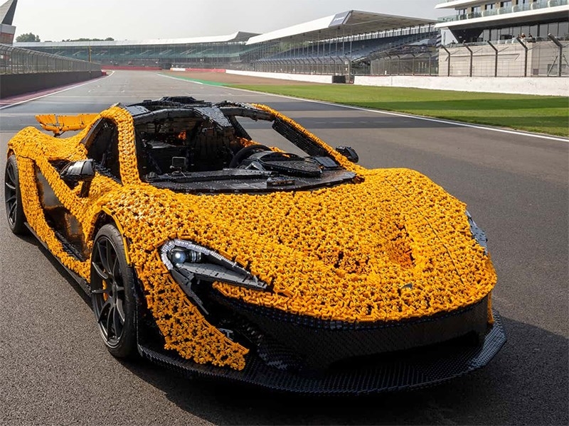 Компания LEGO создала копию McLaren P1 и протестировала ее на треке