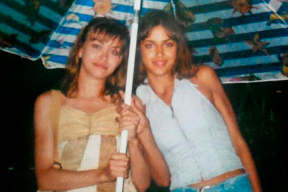 Опубликовано новое архивное фото Ирины Шейк с сестрой
