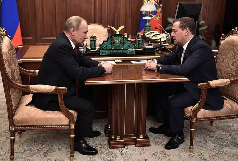 Отставка Правительства: Путин предложил Медведеву другую должность
