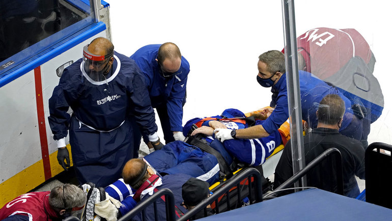 Победу «Торонто» омрачила травма лучшего защитника. Он долго лежал на льду и покинул его на носилках