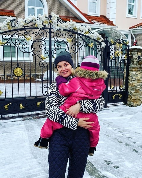 Полина Гагарина пожаловалась на трудности перелета с двухлетней дочерью