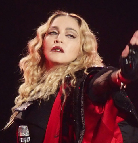Полуобнаженная Мадонна с костылем — фото