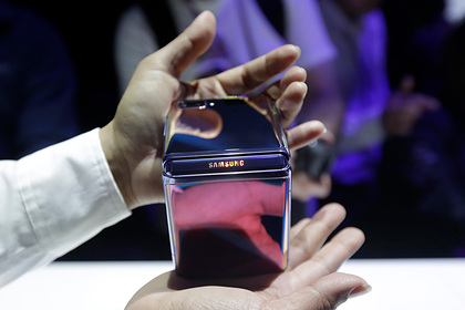 Складной Samsung Galaxy Z Flip треснул после первого раскладывания