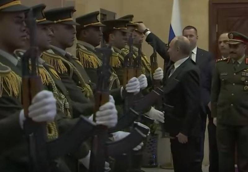 «Уважительный жест»: в Сети обсуждают кадры, как Путин помог палестинскому гвардейцу
