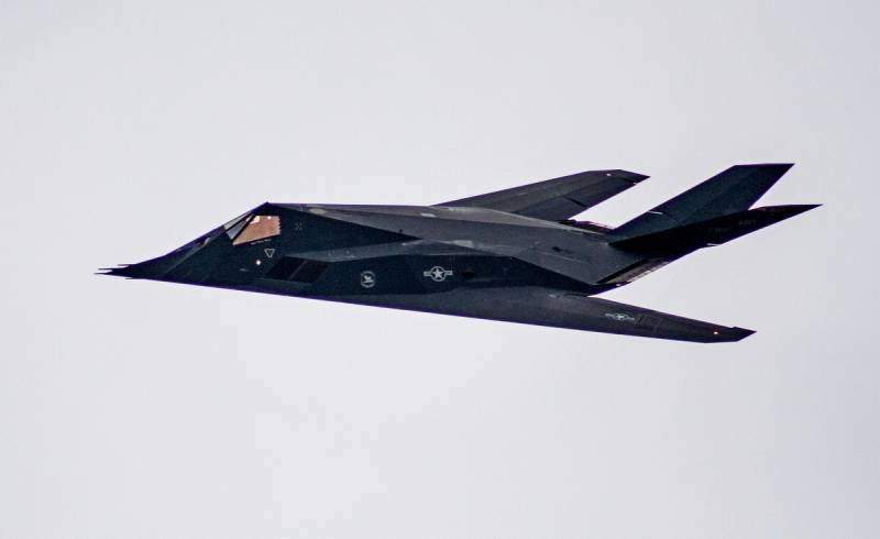 Зачем американцы продолжают поднимать в воздух давно списанные F-117